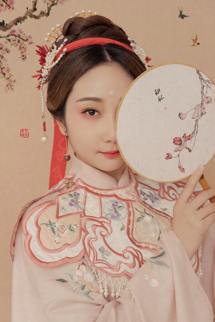 遮住半边脸的唯美古装美女艺术写真照