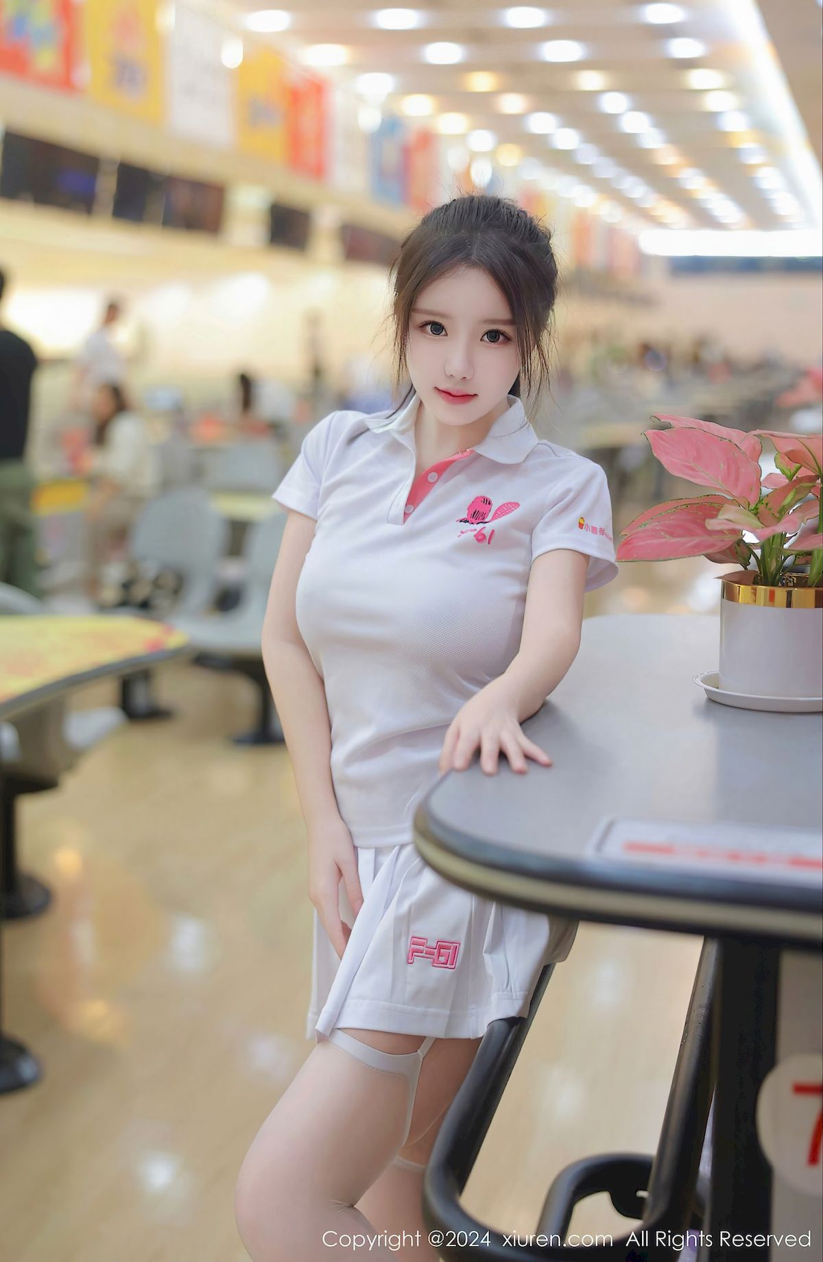 秀人网新人小薯条nienie白色上衣保龄球馆场景性感写真