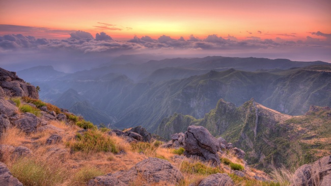 黄昏山峰美景图片