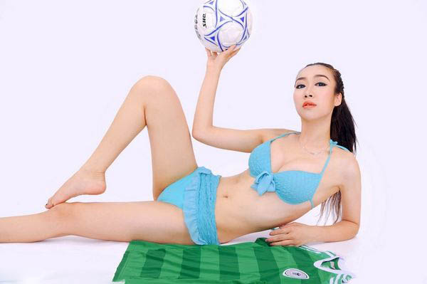 “自杀”足球宝贝拍内衣写真助威德国