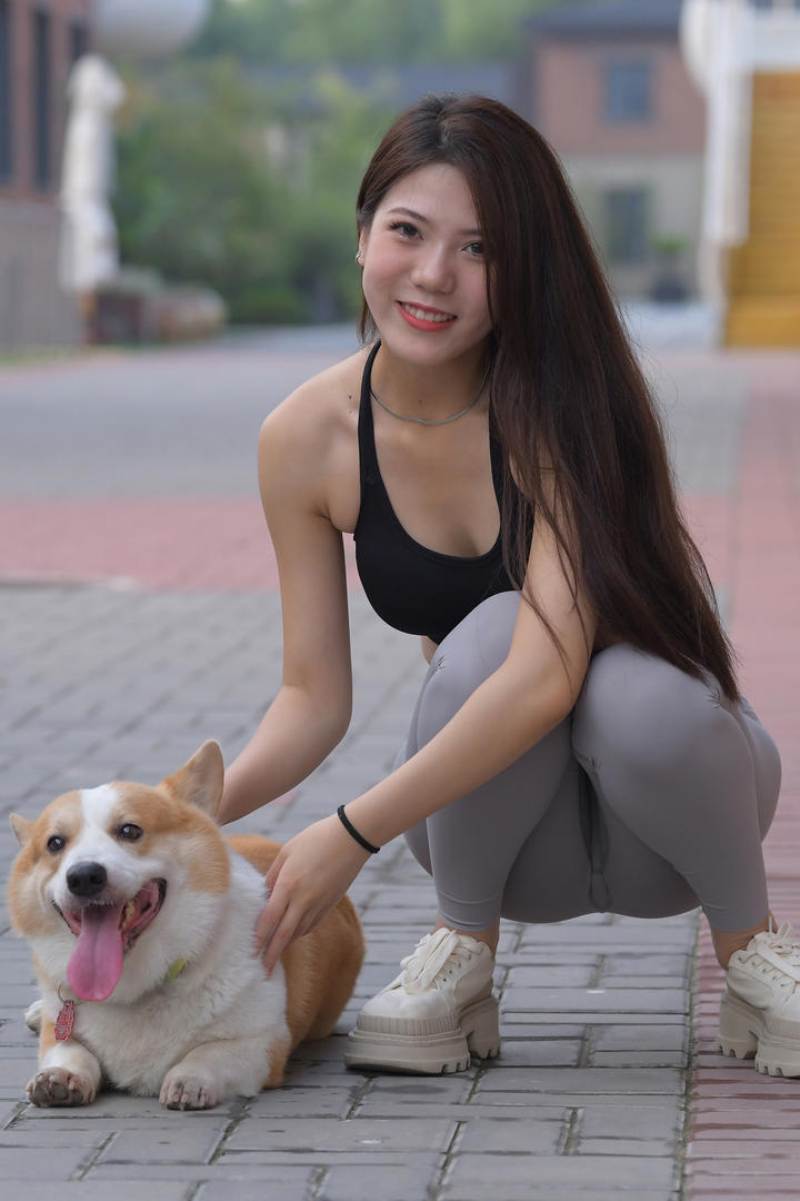 遛狗的瑜伽裤美女性感街拍手机壁纸图片