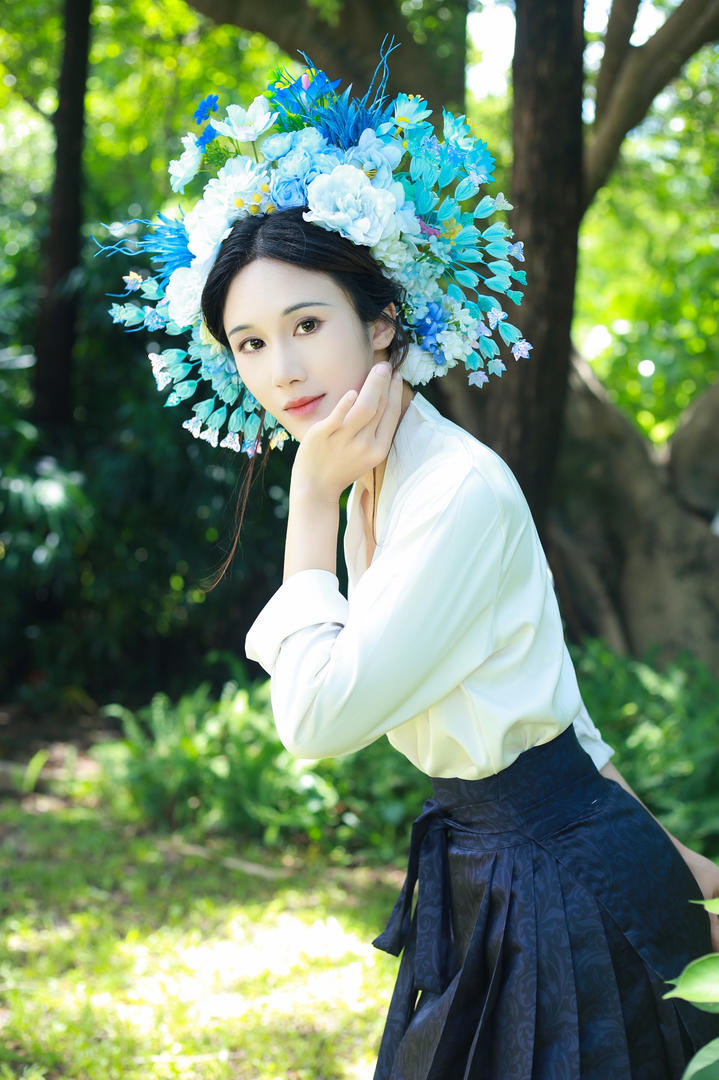 头上戴着花环清纯少女户外有氧运动人像摄影图片