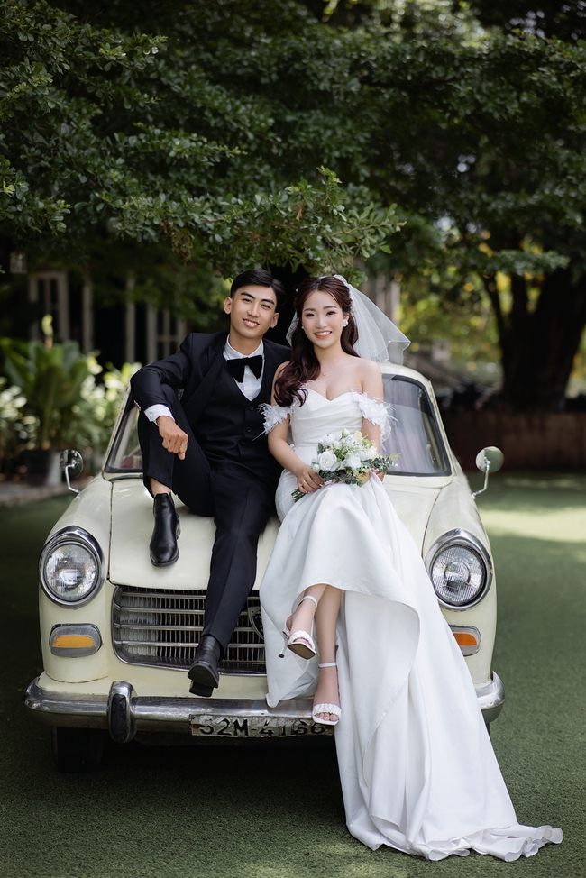 亚洲时尚年轻情侣草地婚纱写真图片