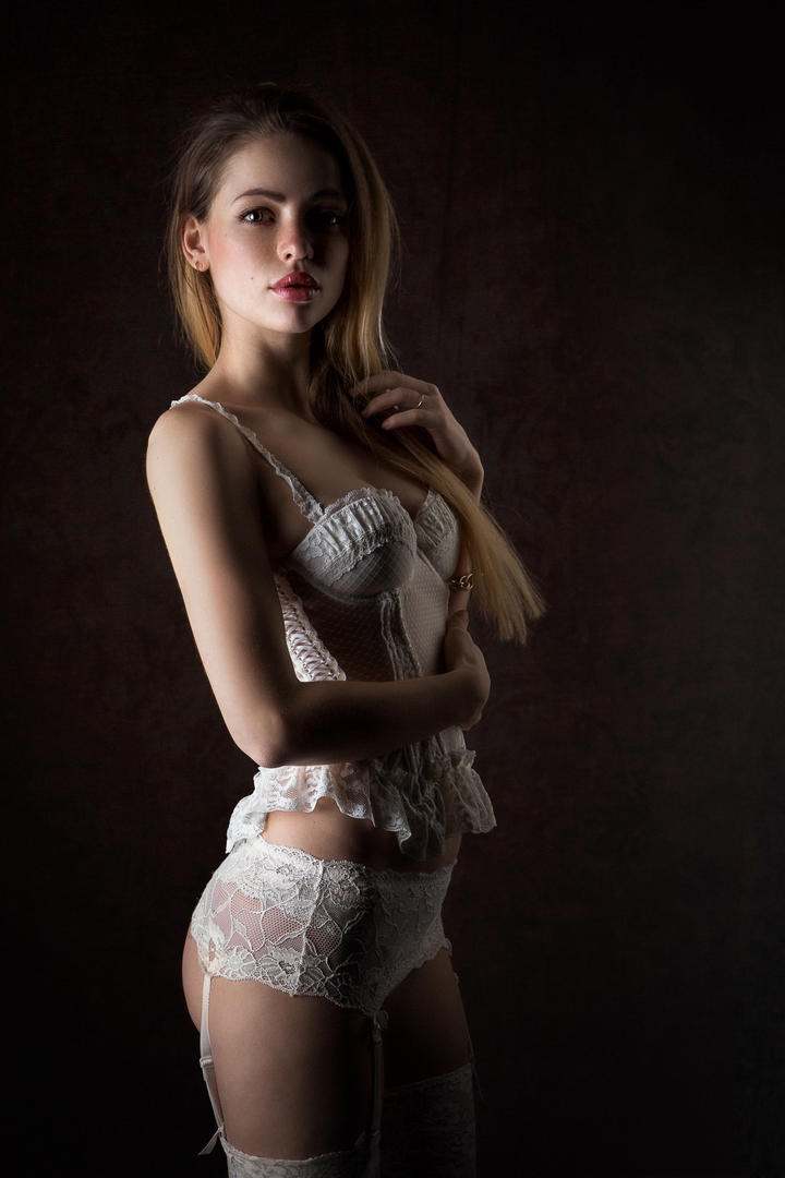 穿着性感蕾丝内衣的欧美美女艺术写真
