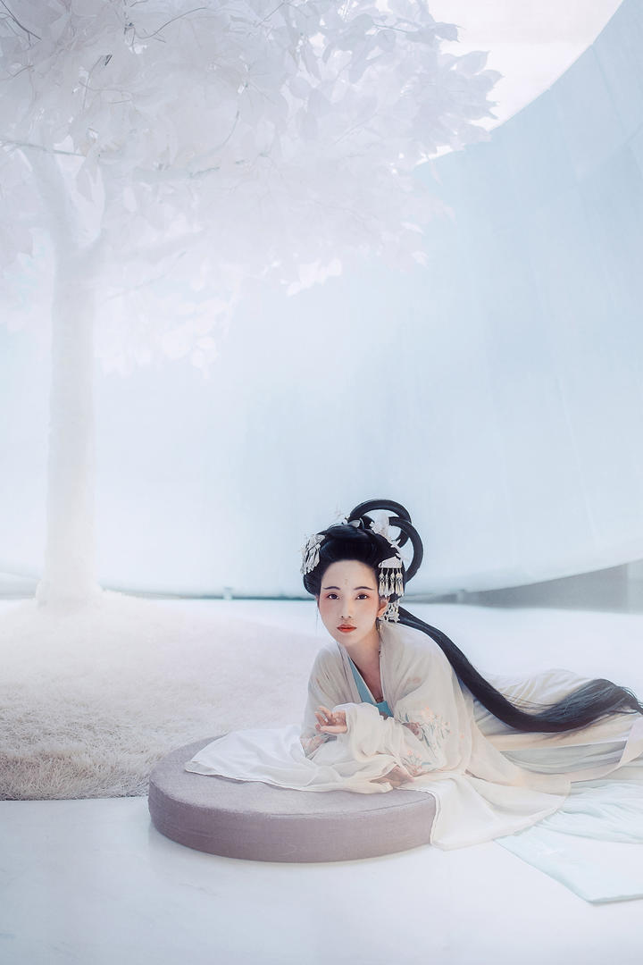 躺在地上的长发古装美女图片