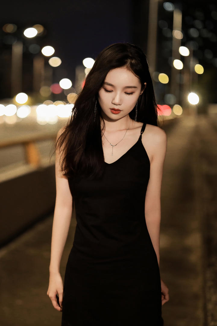 高架桥氛围感美女黑色吊带连衣裙穿搭推女郎图片