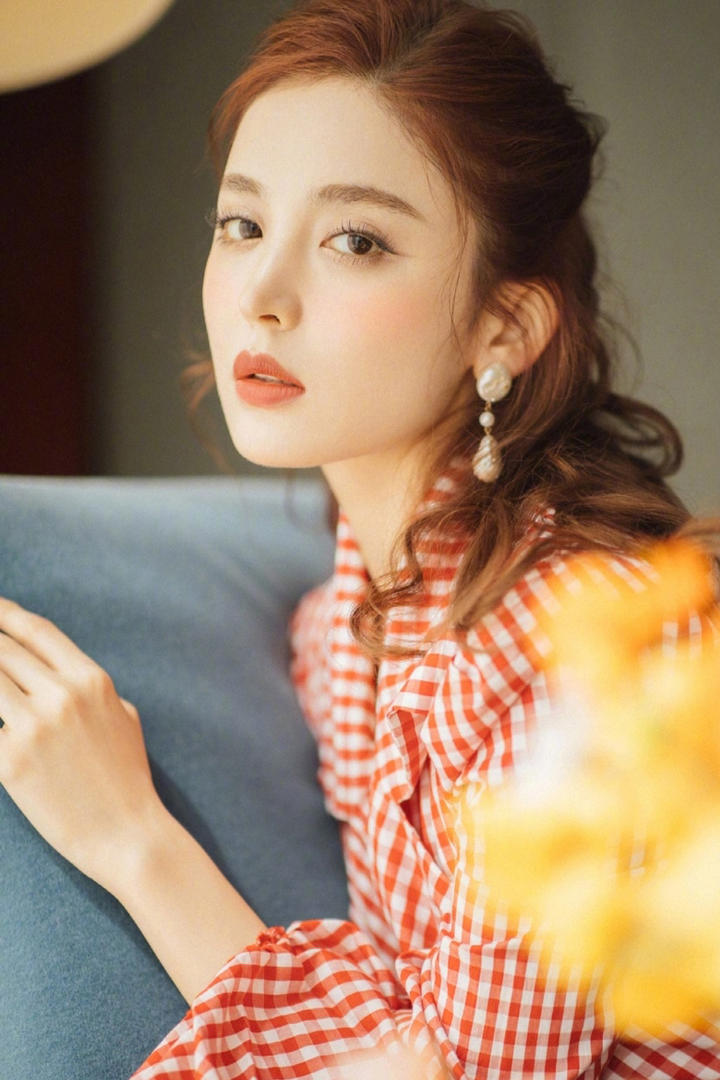 中国美女明星古力娜扎红色格子衫甜美气质写真图片
