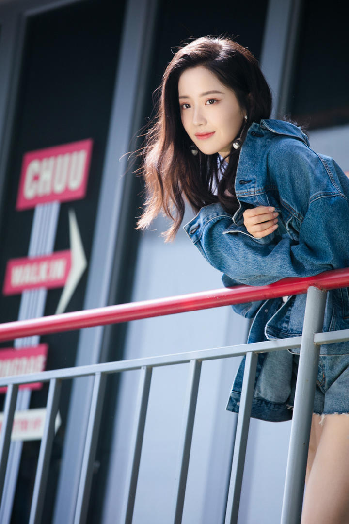 王艺瑾牛仔裤美腿写真图片