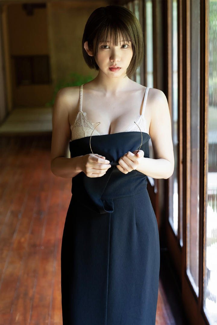 日本漂亮短发女孩抹胸长裙气质写真图片