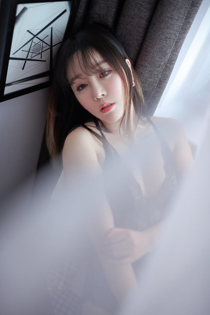 靠在墙边的高清内衣美女性感图片