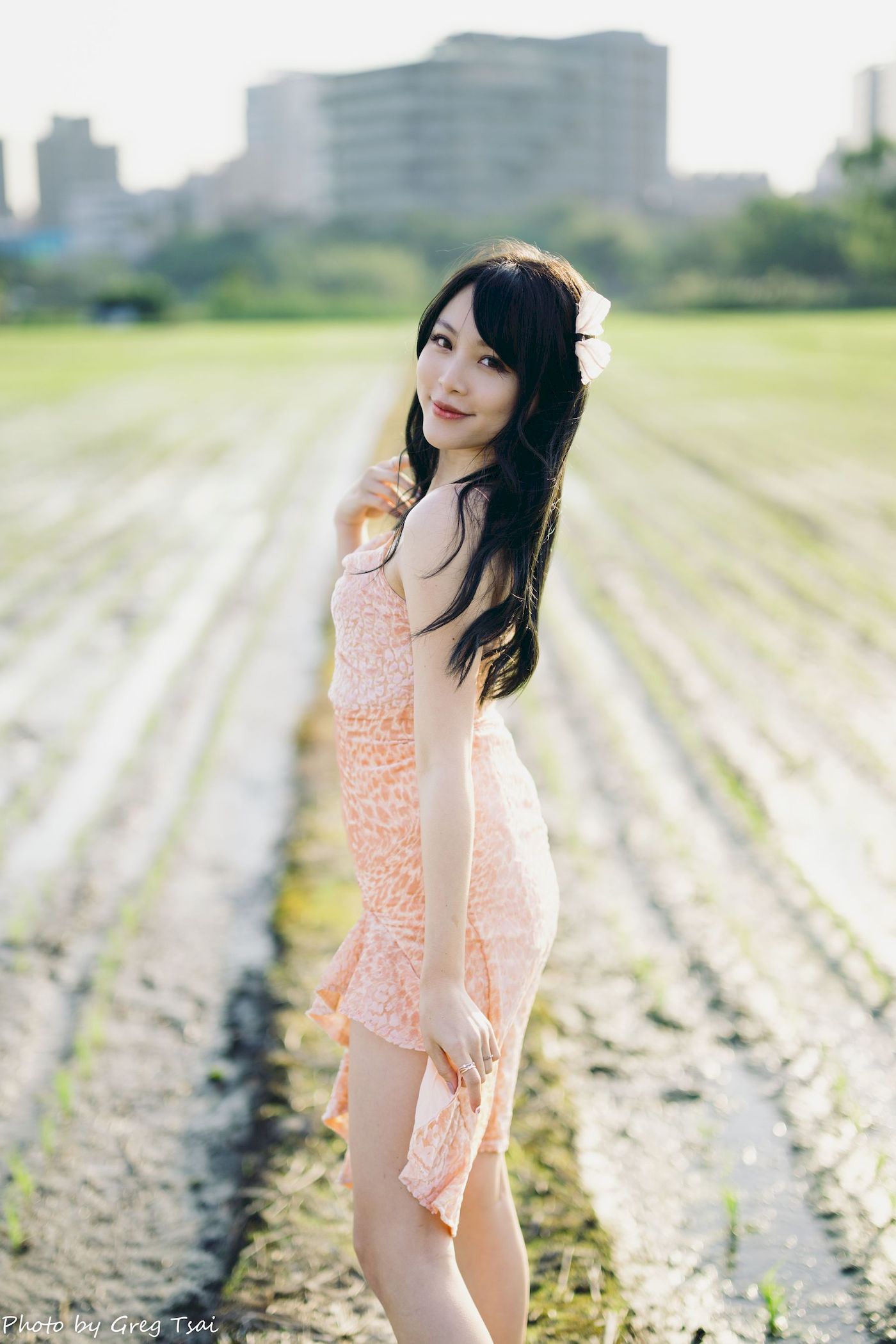 户外美女Ashley暖色连衣裙人比花娇阳光系列写真