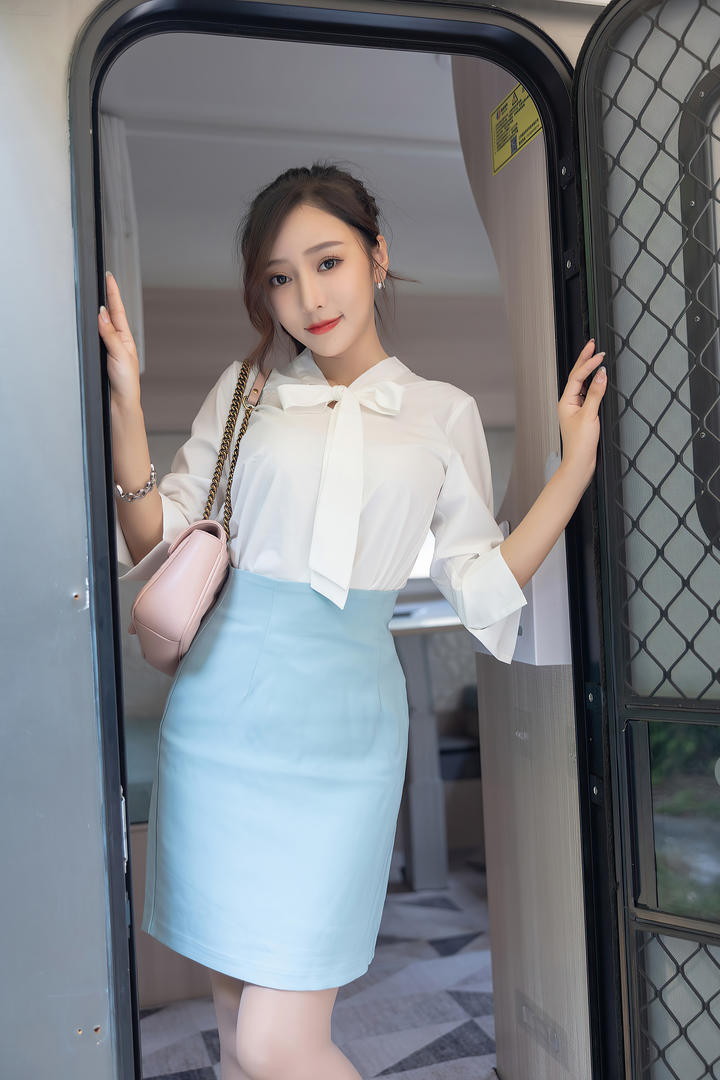 街拍穿青色包臀裙的气质美女王馨瑶图片