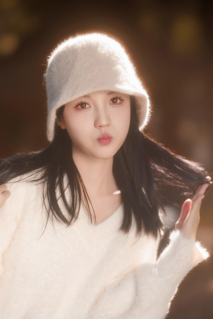 嘟着嘴巴的漂亮甜美女孩高清798写真图片