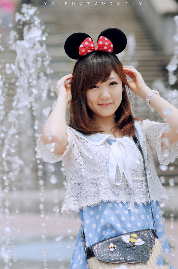 靓丽美女在春的气息中游走