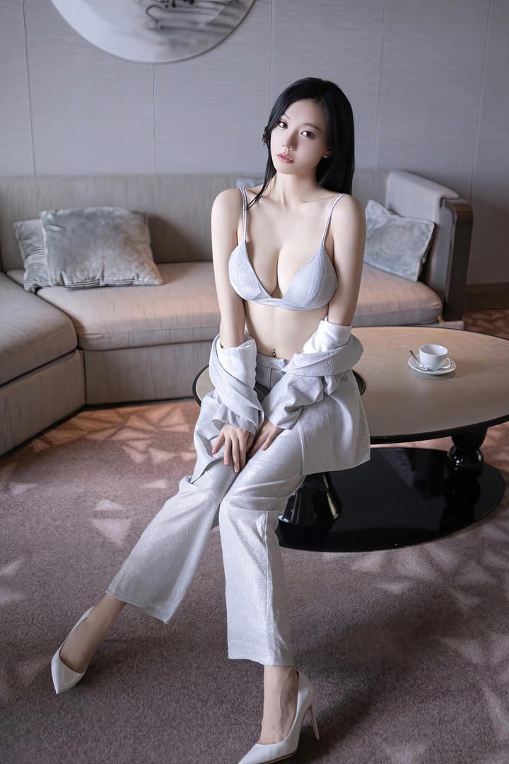 坐在茶几上的极品美女安然巨乳诱惑写真图片