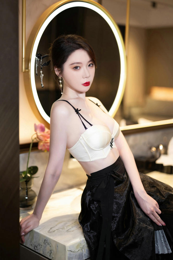 性感红唇东方美女梦心玥女性人体写真图片