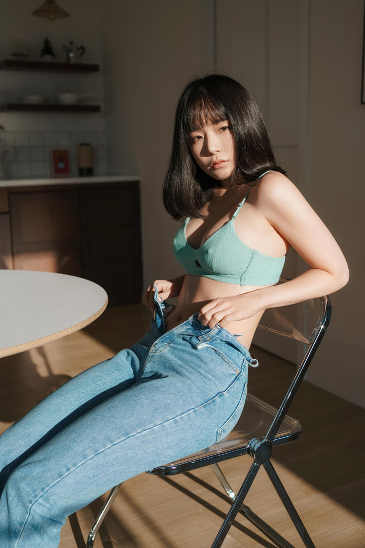 韩国年轻少女牛仔裤半褪未褪紧身露脐装与波浪卷发的撩人瞬间