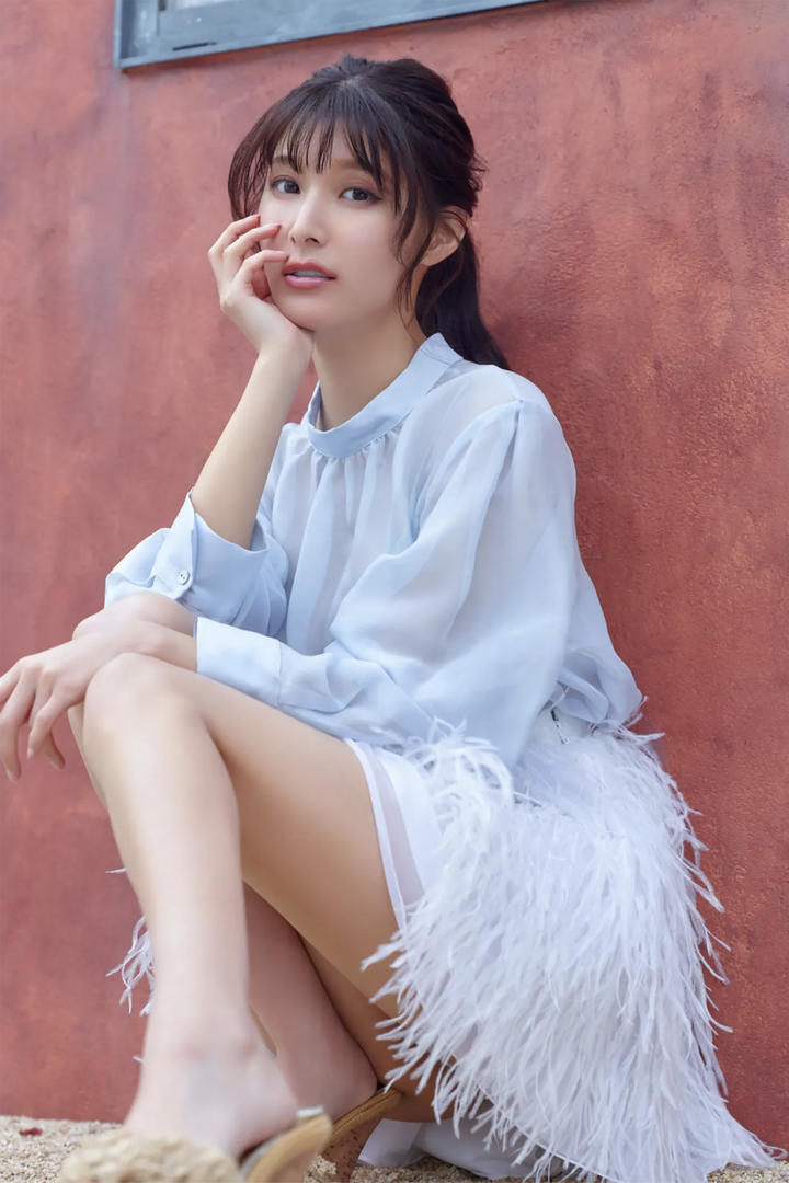 蹲在墙边的日本清纯美女gogo人体艺术摄影图片