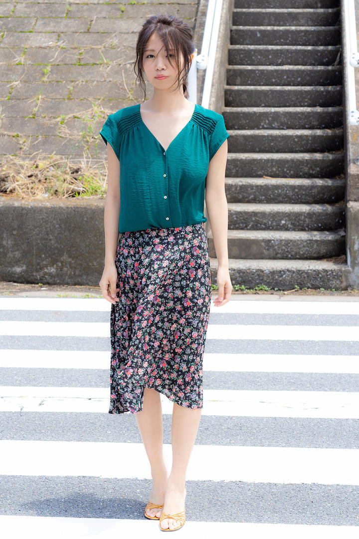 站在马路上的日本高清美女图片