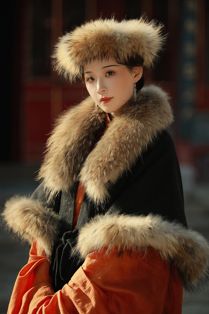 内蒙古民族服饰美女艺术照写真图片