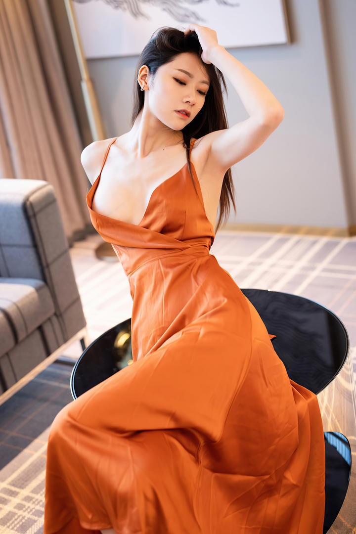 风情万种的大胸漂亮美女方子萱性感自拍图片