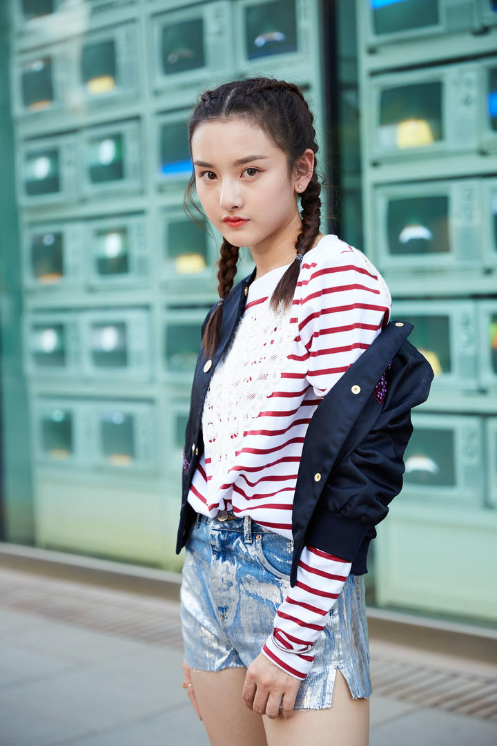 超高清女明星宋祖儿俏皮麻花辫发型时尚写真图片