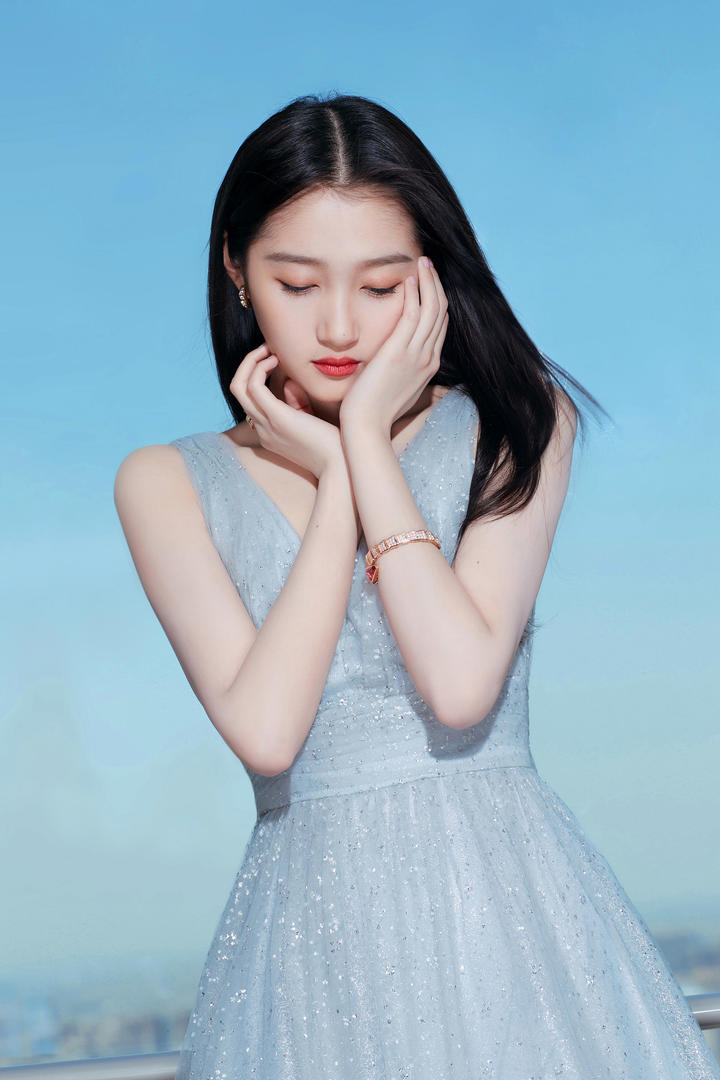 捧着脸蛋的美女明星关晓彤高清图片大全