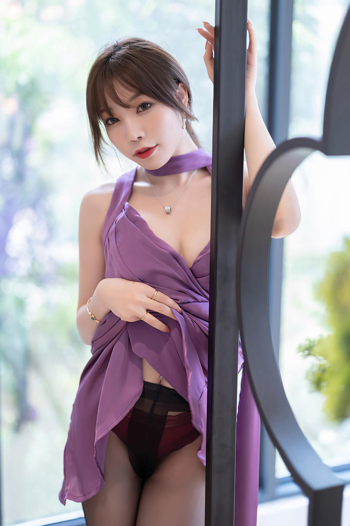 户外撩起裙子的丝袜美女芝芝写真图片