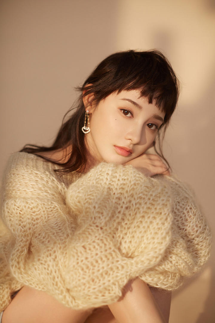 高清美女明星彭小苒米白色针织毛衣气质美女写真图片