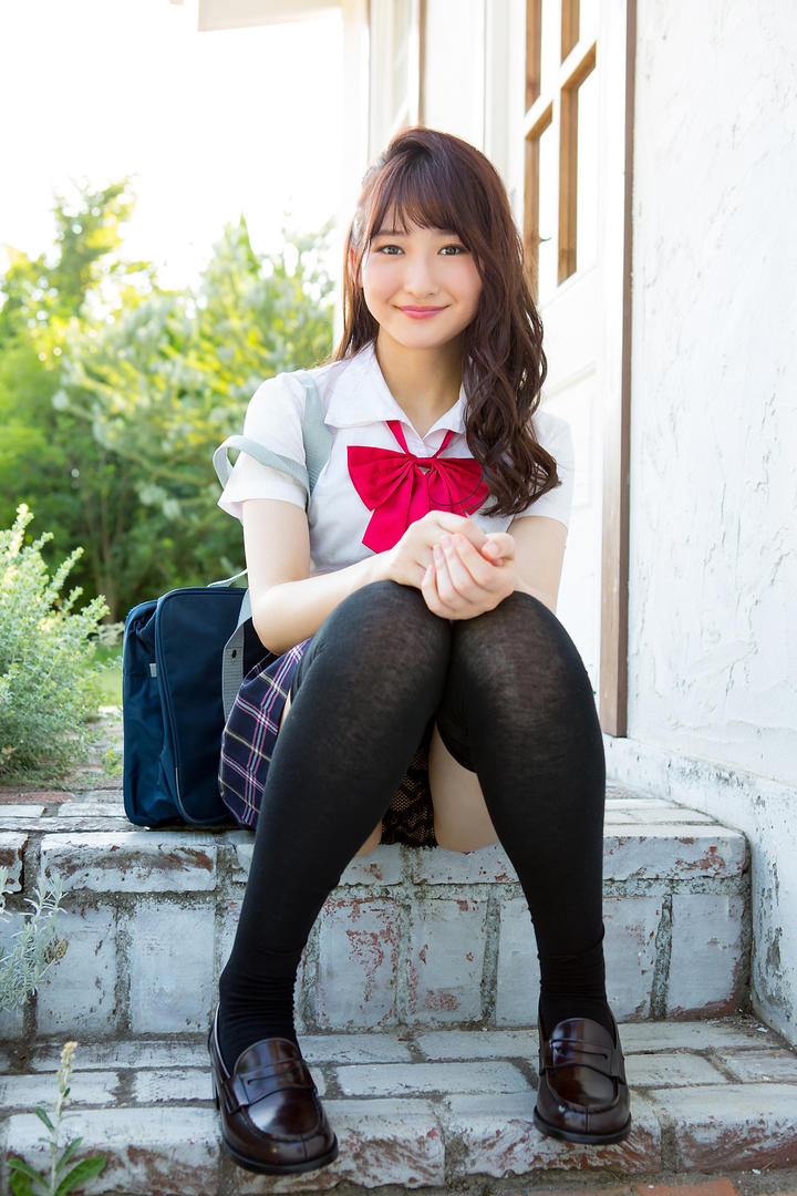 坐在台阶上的日本极品清纯美女学生写真图片
