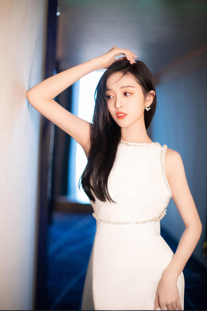 清纯美女明星吴宣仪白色珍珠裙写真图片
