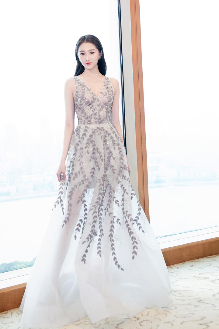 气质长裙美女明星关晓彤写真图片