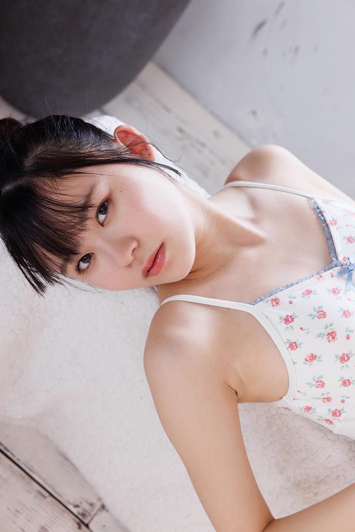 日本年轻漂亮女孩清纯写真图片