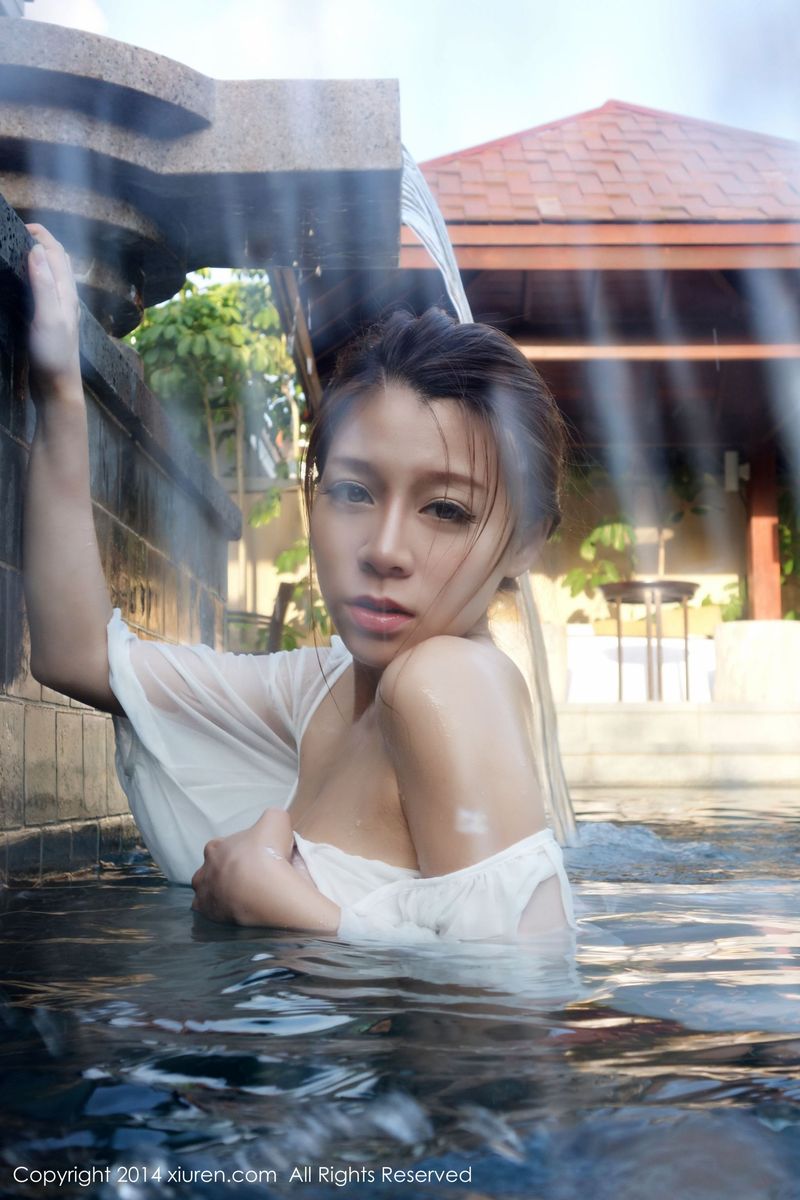 秀人网模特嘉宝贝儿vetiver波涛胸涌比基尼湿身诱惑三亚旅拍