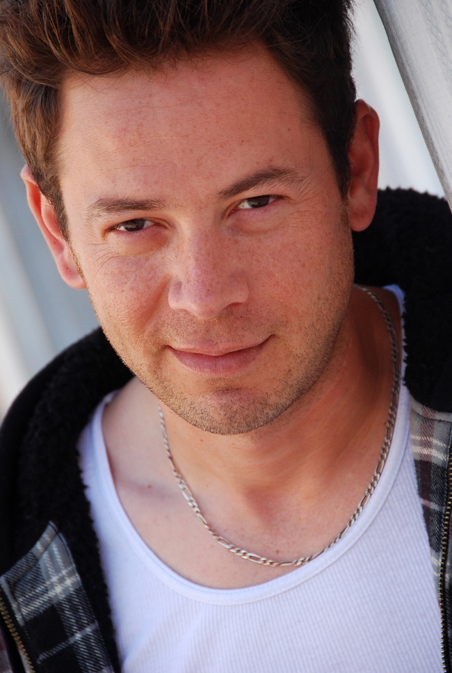 年轻白色背心格纹衬衫帅哥图片