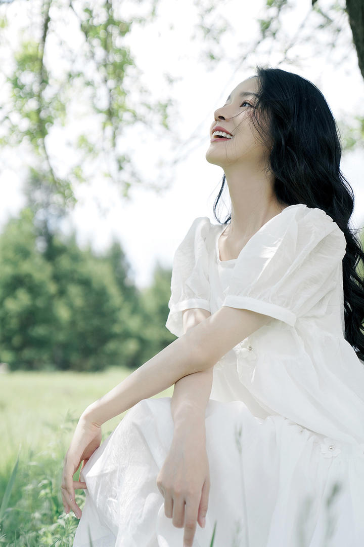 笑容甜美的美女明星陈瑶初户外写真图片