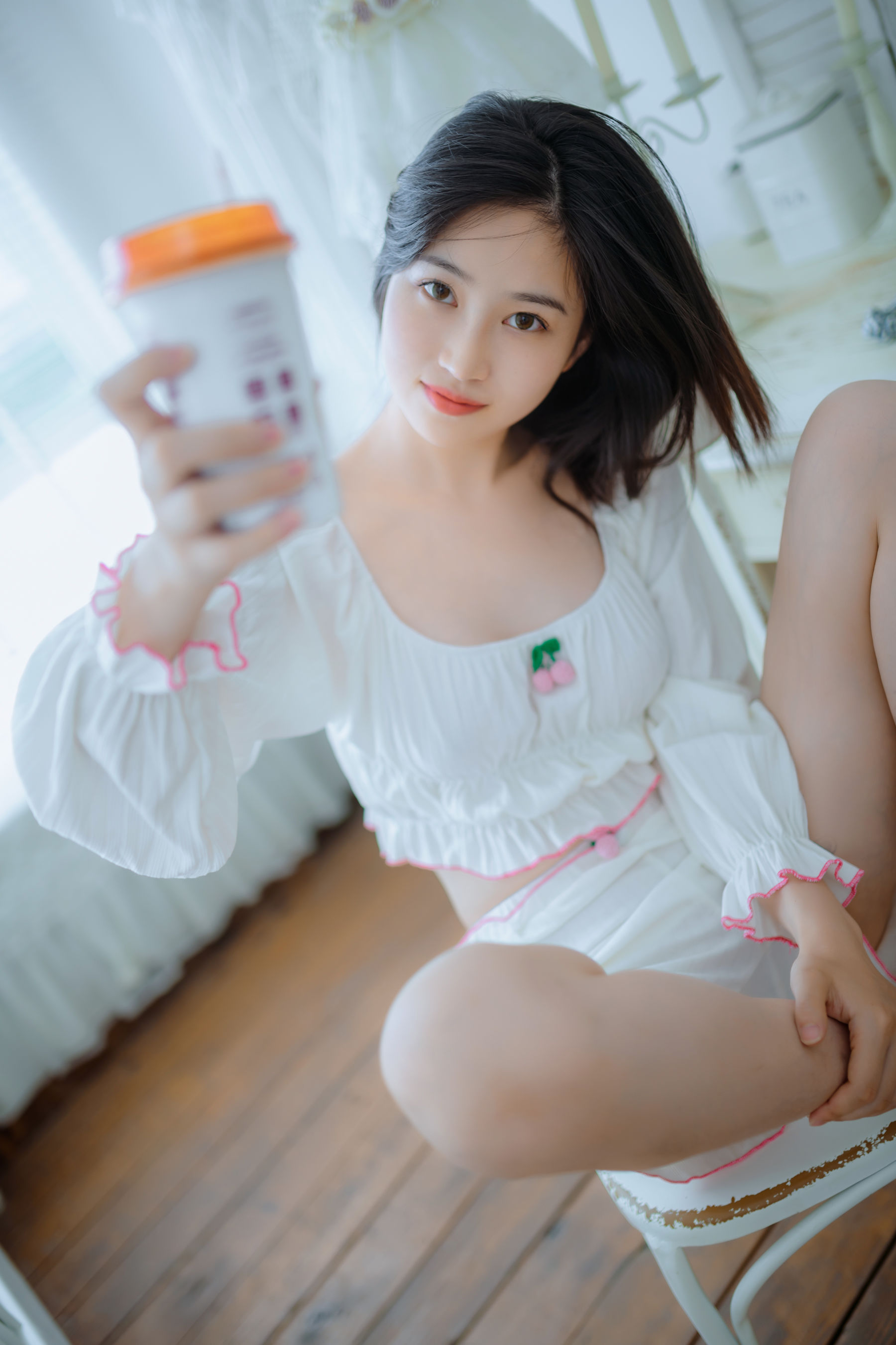 爱吃棒棒糖的少女Nnian素色居家服饰清纯写真