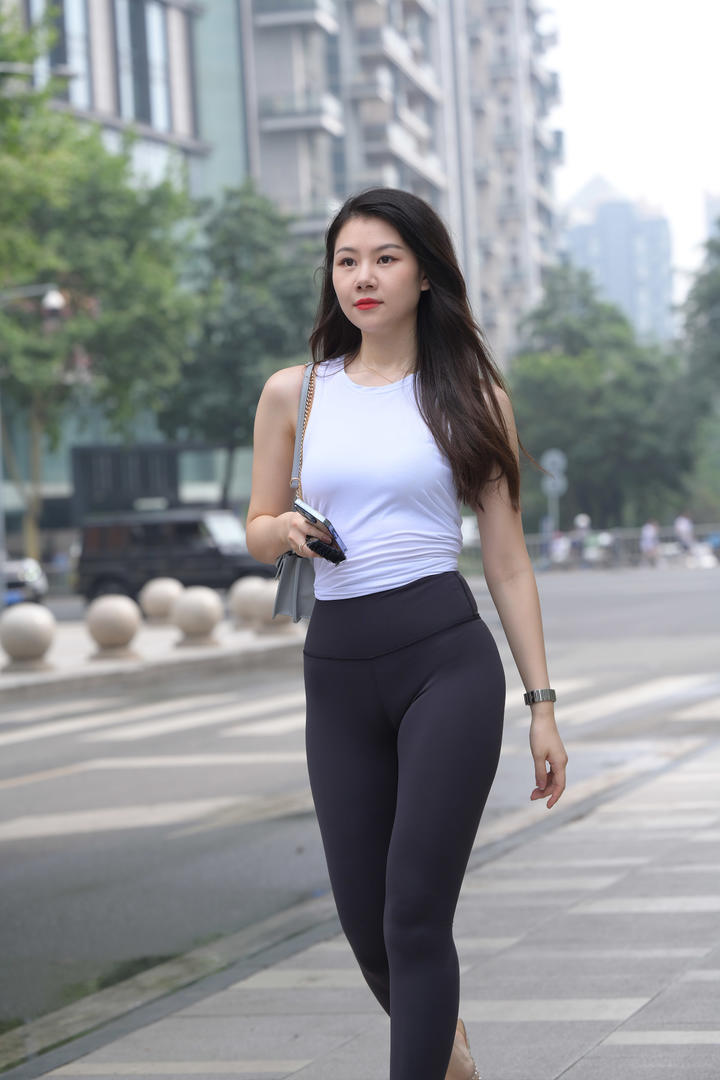 穿紧身裤逛街的漂亮美女街拍图片