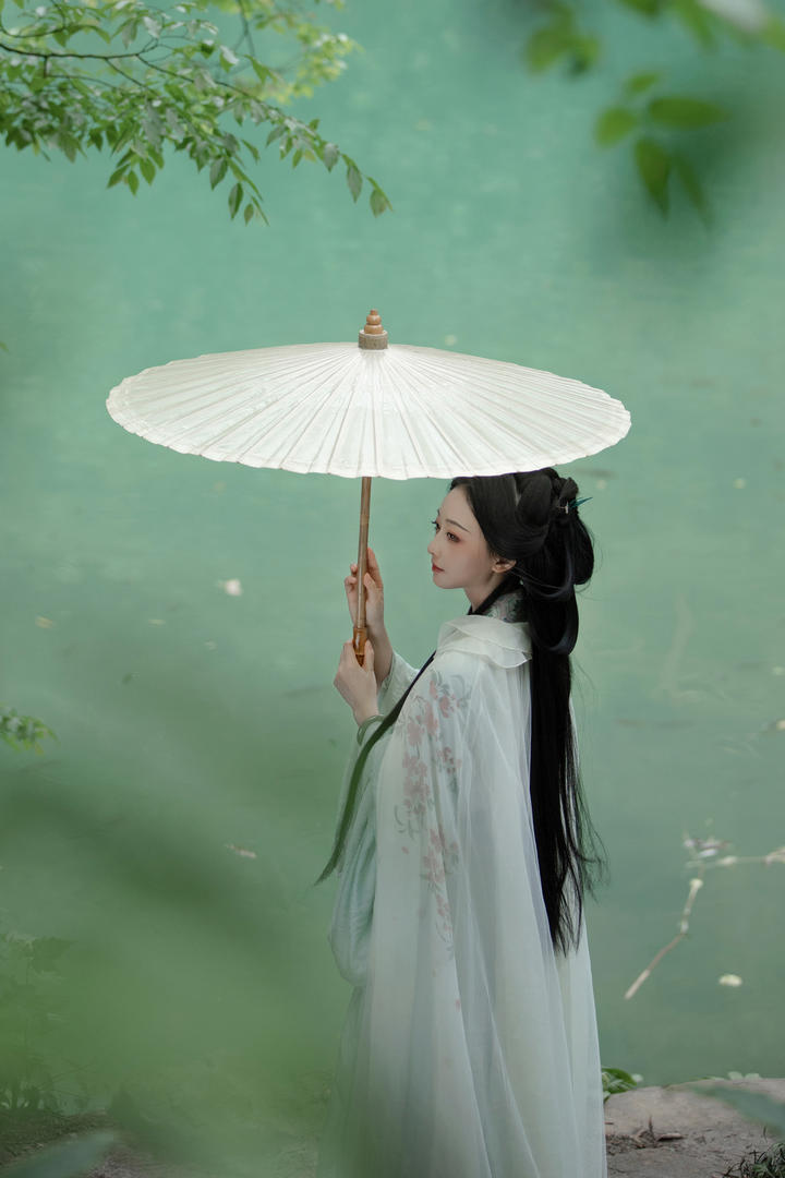 站在湖边的唯美古装美女个人艺术照图片