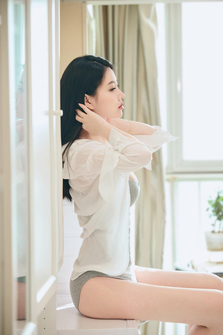 国模吧穿白衬衣的年轻女孩唯美清纯艺术照片