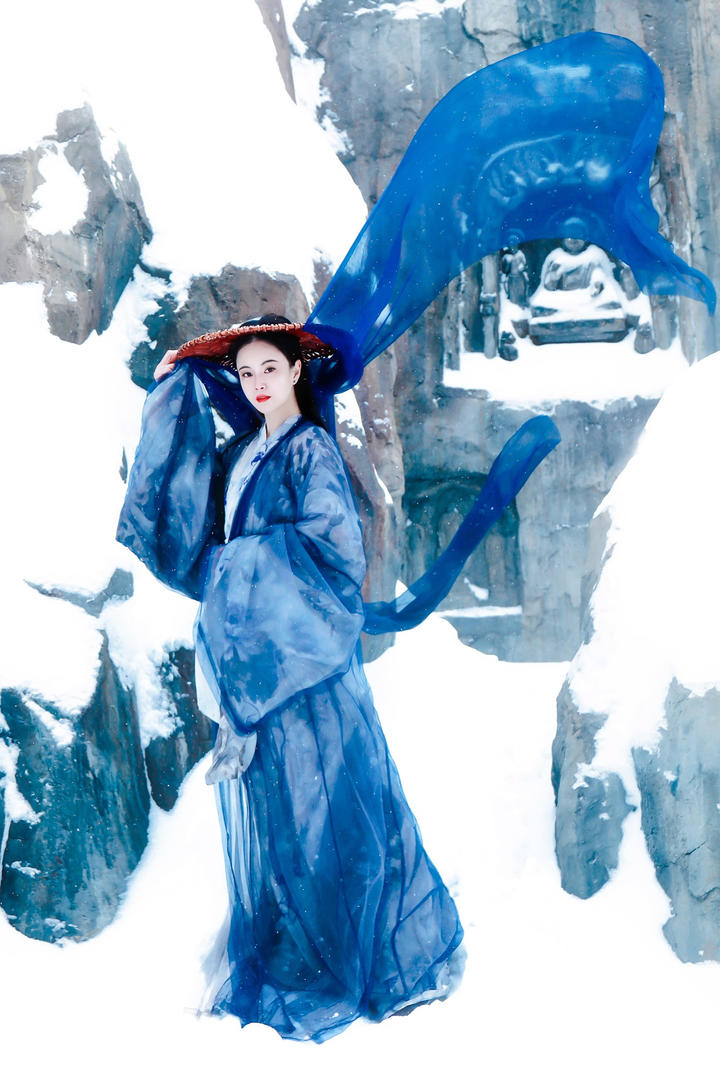 雪中的古风汉服美女唯美写真图片
