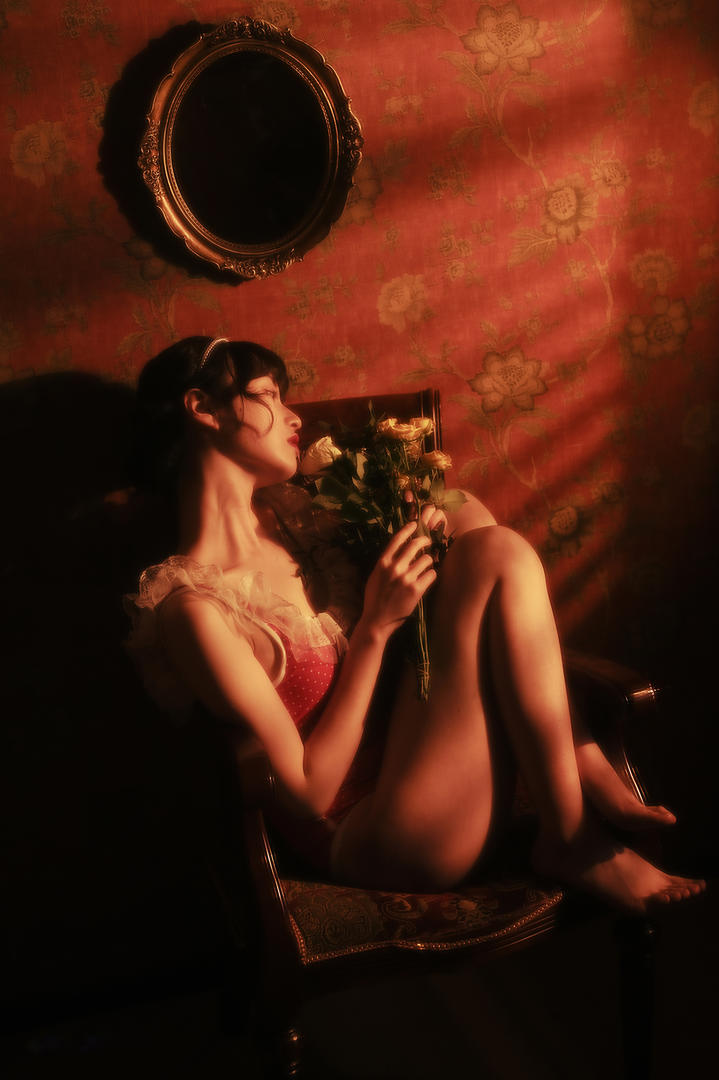 捧着鲜花的艺校女生京京唯美艺术写真图片