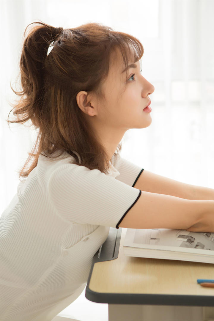 清纯养眼美女高中生侧脸写真图片