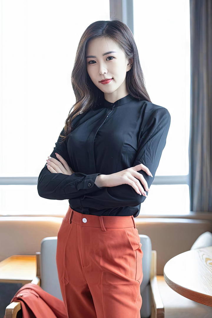 国产穿制服美女高管自拍流出