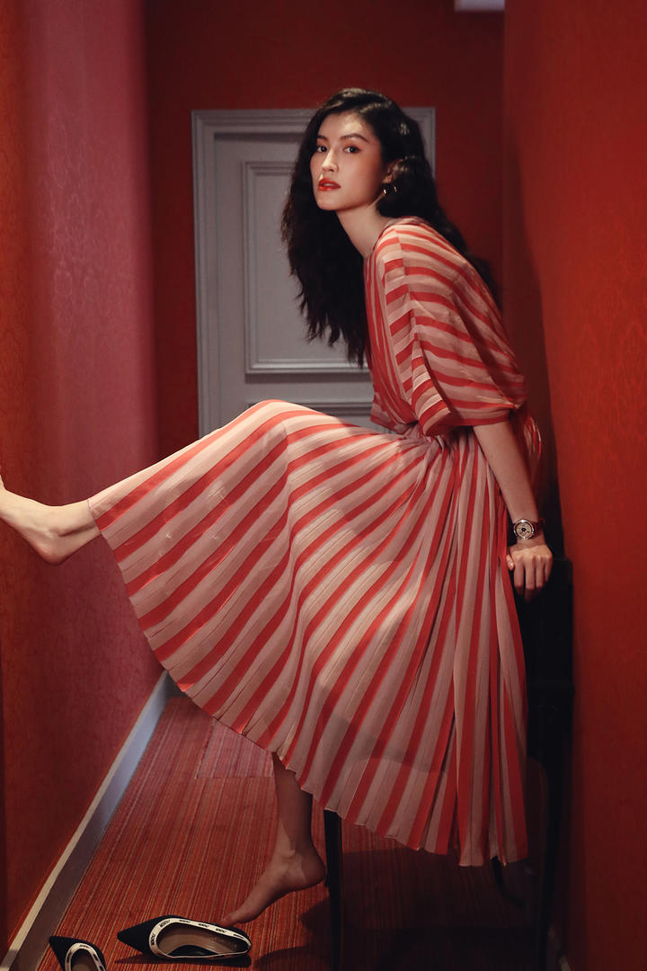 靠在墙上的性感女星何穗写真