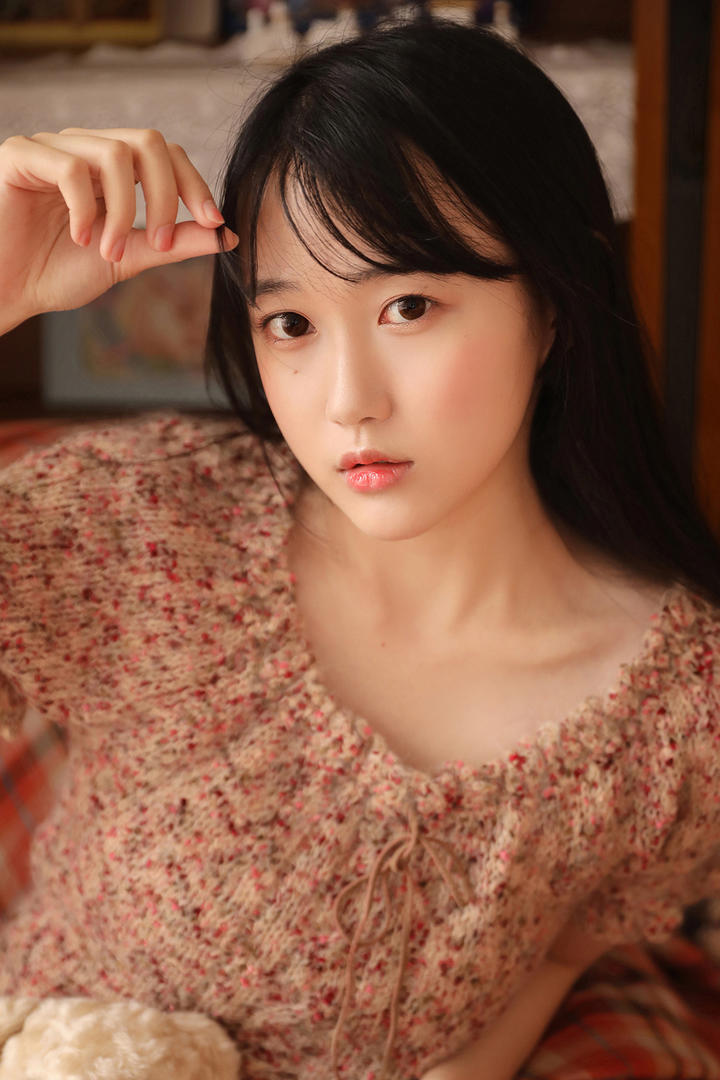 拨弄头发的唯美女生头像图片