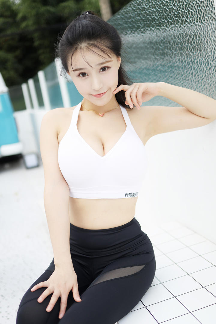 朱可儿运动套装紧身裤性感写真图片