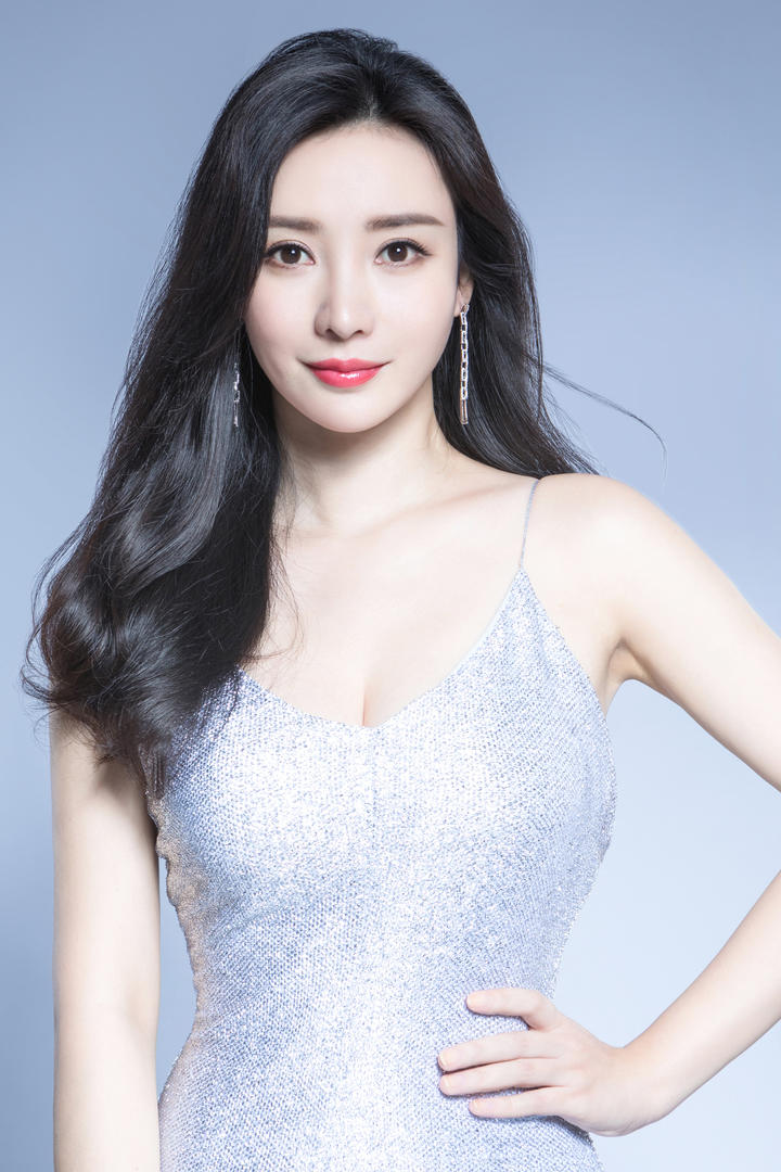 穿吊带裙性感美女明星柳岩艺术写真图片