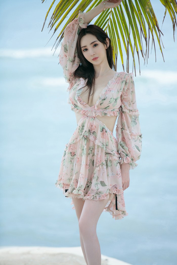 尤果网美女御姐于思琪身穿比基尼海边爆乳诱惑福利写真