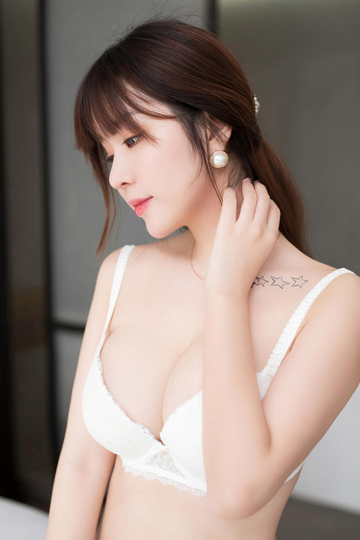 中国模特王雨纯白嫩傲人大胸美女性感写真图片